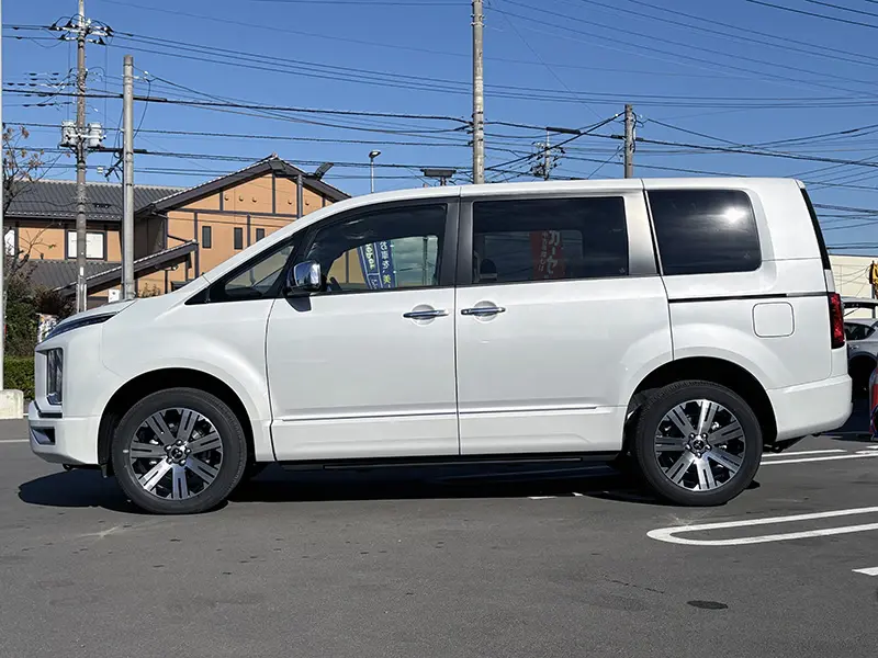 デリカD:5 P 8人乗り(ﾅﾋﾞ･後席用ﾓﾆﾀｰ取付pkg) 在庫車