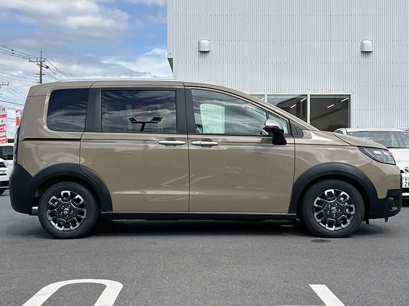 フリード e:HEV CROSSTAR 6人乗り 在庫車