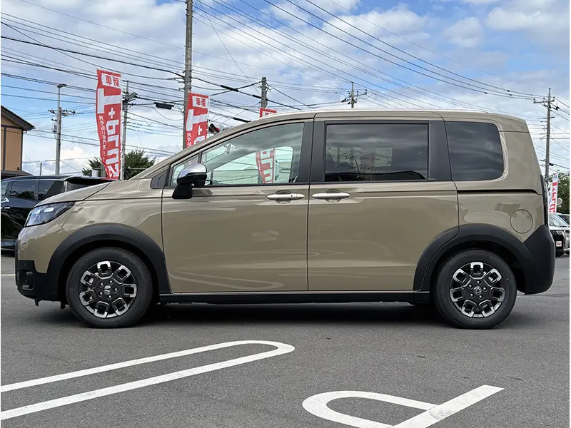 フリード e:HEV CROSSTAR 6人乗り 在庫車