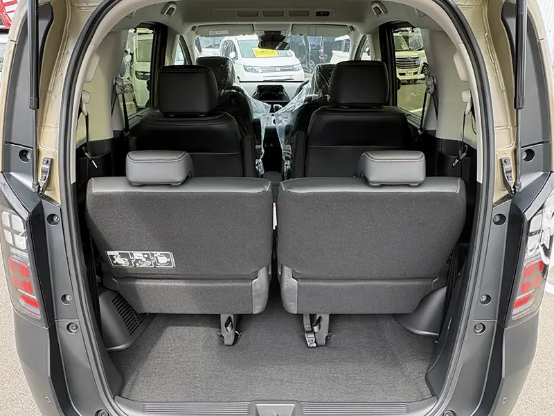 フリード e:HEV CROSSTAR 6人乗り 在庫車