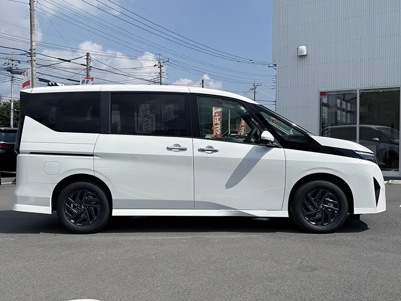 セレナ　新車未登録車　R8/2マイナーチェンジ後モデル　Nissan Connect インフォテインメントシステム　アダプティブLEDヘッドライトシステム e-POWER ハイウェイスターV 在庫車