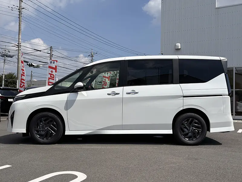 セレナ　新車未登録車　R8/2マイナーチェンジ後モデル　Nissan Connect インフォテインメントシステム　アダプティブLEDヘッドライトシステム e-POWER ハイウェイスターV 在庫車