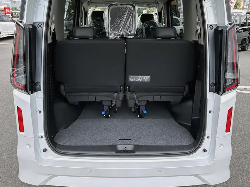 セレナ　新車未登録車　R8/2マイナーチェンジ後モデル　Nissan Connect インフォテインメントシステム　アダプティブLEDヘッドライトシステム e-POWER ハイウェイスターV 在庫車