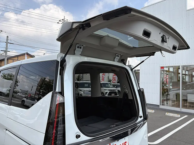 セレナ　新車未登録車　R8/2マイナーチェンジ後モデル　Nissan Connect インフォテインメントシステム　アダプティブLEDヘッドライトシステム e-POWER ハイウェイスターV 在庫車